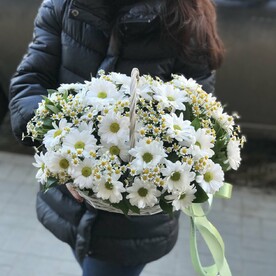 Корзина с ромашками хризантемами
