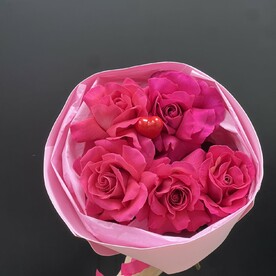 Французские розовые розы и топер сердце «Амур»