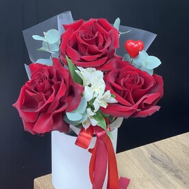 Французские красные розы  в коробочке