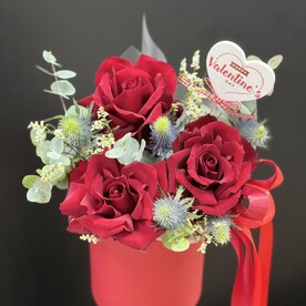 Букет в коробке из красных французских роз и топер сердце