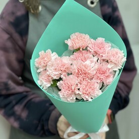 Стойкий букет из розовых гвоздик