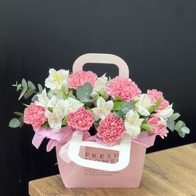 Цветы в сумочке гвоздики и альстромерия