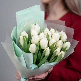 Букет из белых тюльпанов в стильной упаковке