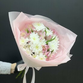 Стойкий букет из хризантемы и альстромерии