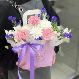 Композиция в сумочке из стойких цветов