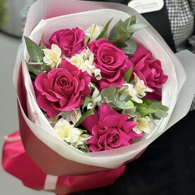 Букет из французских роз и альстромерии