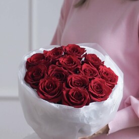 Букет из красных роз в красивом оформлении 13 штук
