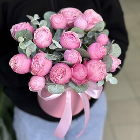 Пионовидные розовые  розы  в коробке