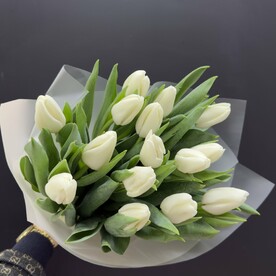 Букет 15 белых тюльпанов