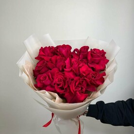Яркий букет из красных роз