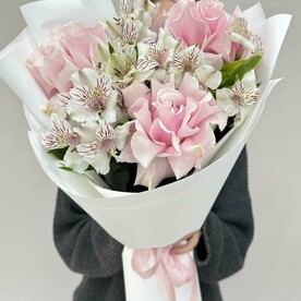 Букет с французскими роз и альстромерии