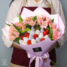Букет из клубники в шоколаде и цветов Сиреневый туман