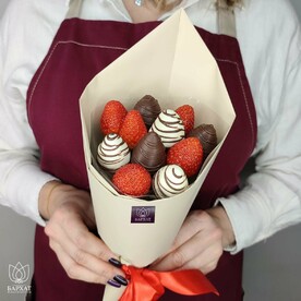 Букет из клубники в шоколаде, съедобный, сладкий букет Клубничный букет в бежевой упаковке