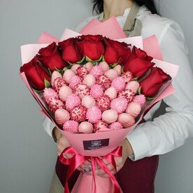 Букет из клубники в шоколаде и цветов Афина