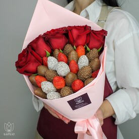 Букет из клубники в шоколаде и цветов Джил