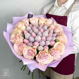 Букет из клубники в шоколаде и цветов Захватывающая тайна