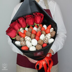 Букет из клубники в шоколаде и цветов Неповторимый стиль