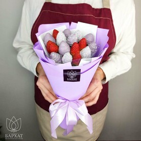 Букет из клубники в шоколаде, съедобный, сладкий букет Лиловая фантазия