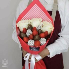 Букет из клубники в шоколаде и цветов Муза