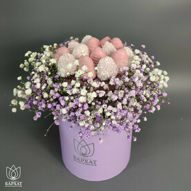 Букет из клубники в шоколаде и цветов Весенний джаз в сиреневом боксе