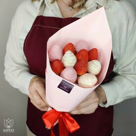 Букет из клубники в шоколаде, съедобный, сладкий букет Клубничный букет в розовой упаковке