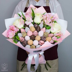 Букет из клубники в шоколаде и цветов Вдохновение