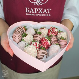 Бокс из лимитированной коллекции с клубникой в шоколаде Доброе сердце