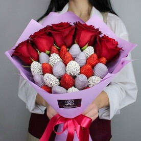 Букет из клубники в шоколаде и цветов Сириус