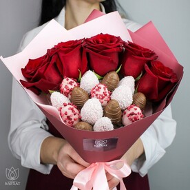 Букет из клубники в шоколаде и цветов Фемидас