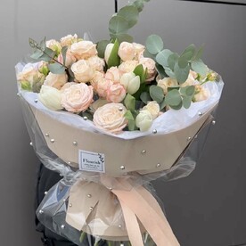 Нарядный букет из пионовидных кустовых роз и тюльпанов