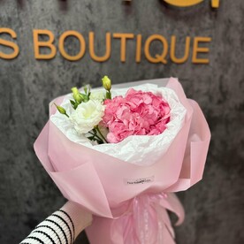 Букет из нежной гортензии и эустом