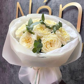 Букет из белых кремовых роз