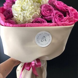 Букет из гортензий и пионовидных кустовых роз