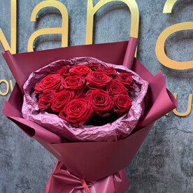 15 красных роз в оформлении