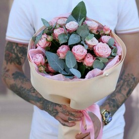 Букет из 5 веток кустовой пионовидной розы мадам бомбастик