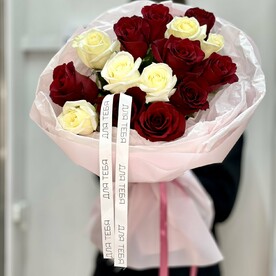 15 эквадорских роз в стильном оформлении