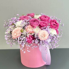 Композиция «Чудесный день»/Шляпная коробка/кустовые пионовидные розы/гипсофила/Цветы Уфы/Доставка Уфа