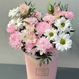 Коробка с хризантемой, альстрамерией и эустомой ( цвет коробки на усмотрения  флориста)