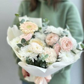Композиция в губке/кустовые пионовидные розы/диантусы/хризантема кустовая/гербера/эвкалипт/Цветы Уфы/Доставка Уфа