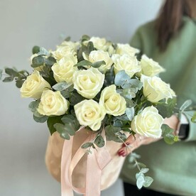 Шляпная коробка/розы кенийские/эвкалипт/Цветы Уфы/Доставка Уфа