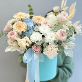 Шляпная коробка с гербера/готрензия/хризантема кустовая/диантусы/кустовые пионовидные розы/орхидея/сухоцветы/эвкалипт/Цветы Уфы/Доставка Уфа