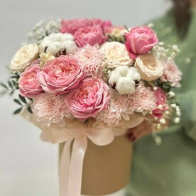 Композиция/Шляпная коробка/кустовые пионовидные розы/кустовая хризантема/хлопок натуральный/Цветы Уфы/Доставка Уфа