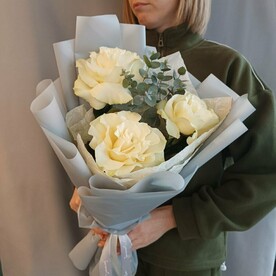 Букет комплимент/Белые французские розы/эвкалипт/Цветы Уфы/Доставка Уфа