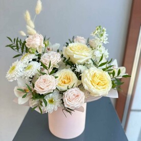 Шляпная коробка/пионовидные розы/кустовая хризантема/пионовидная кустовая Роза/маттиола/Цветы Уфы/Доставка Уфа