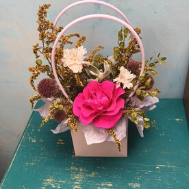 Композиция в сумочке розовая со скабиозой 1.15