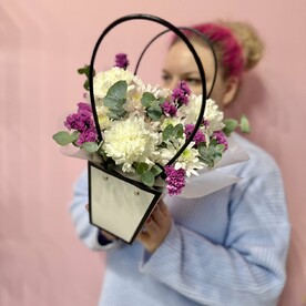 Композиция в сумочке с диантусами и статицей