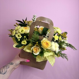 Композиция в сумочке с кустовой розой