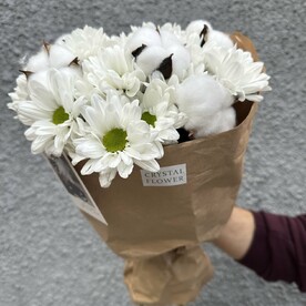 Нежный букет из хризантем и хлопка