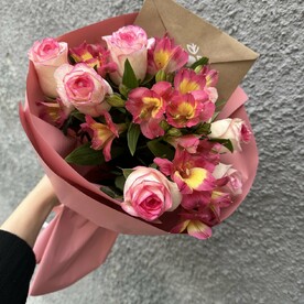 Яркий букет из роз и альстромерий