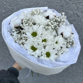 Белоснежный букетик из хризантем